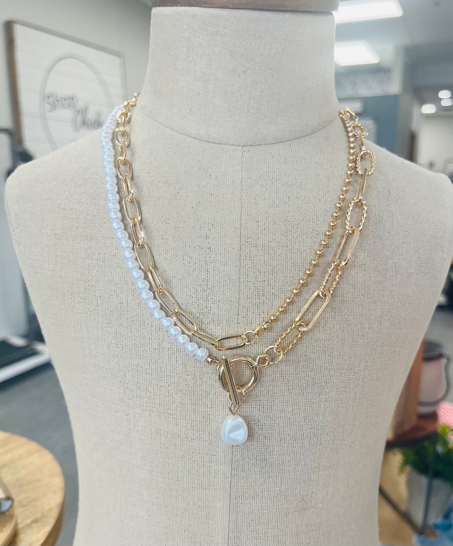 Pearl mix toggle necklace